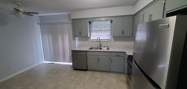 Kitchen - 16711 Bel Ray Blvd