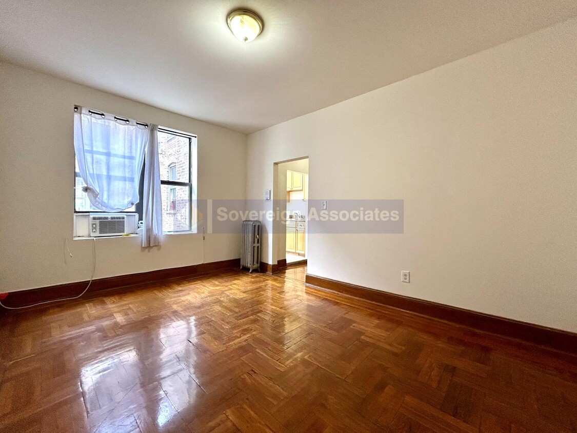 Foto principal - 64 W 108th St