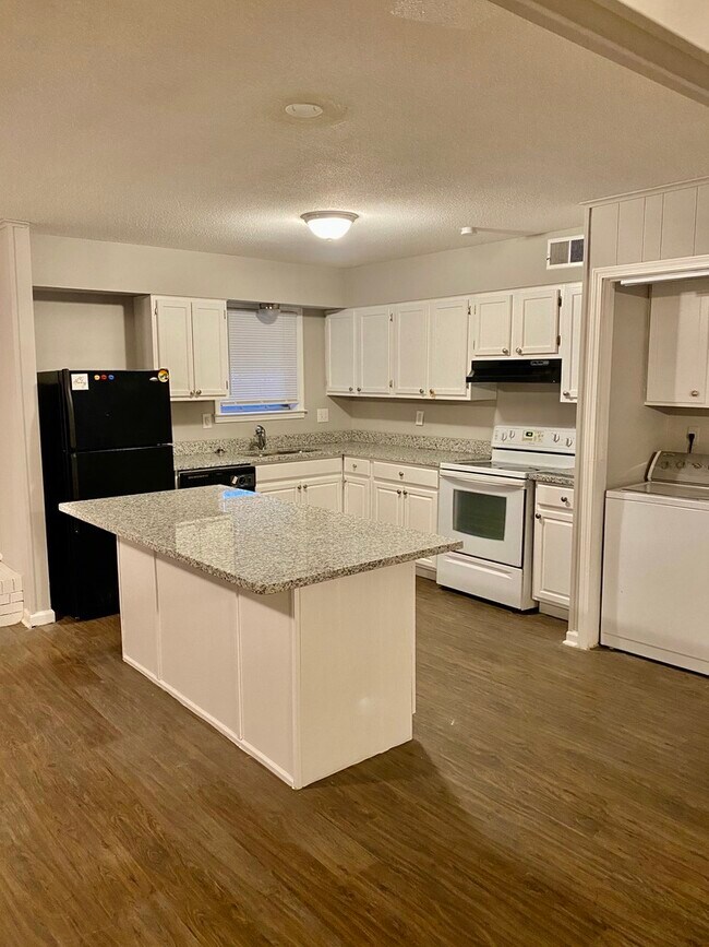 Building Photo - 6356 Mullins Station Cove