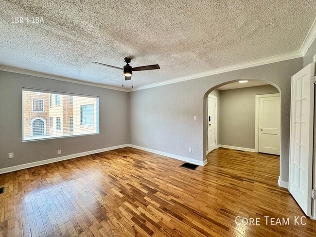 Building Photo - 1112 W 45th St