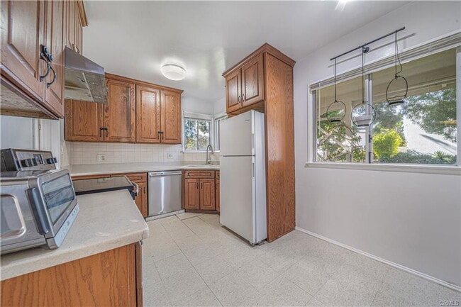 Building Photo - 3388 Rosewood Ave