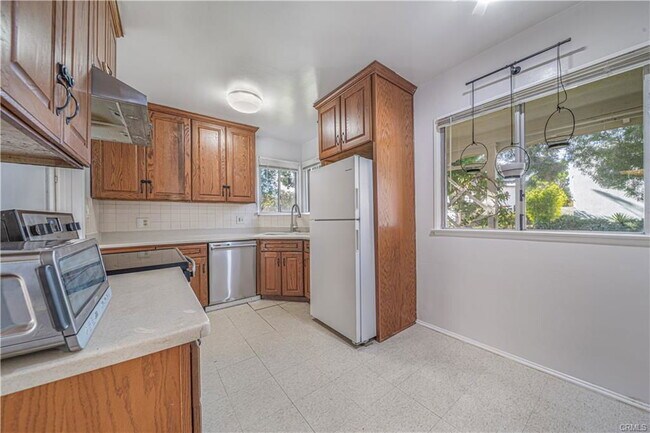 Foto del edificio - 3388 Rosewood Ave