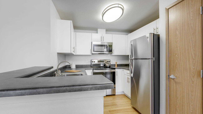 Kitchen with Breakfast Bar - Heritage Ridge