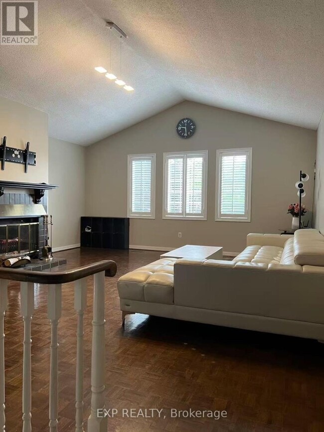 Building Photo - 1009 Meadowridge Crescent