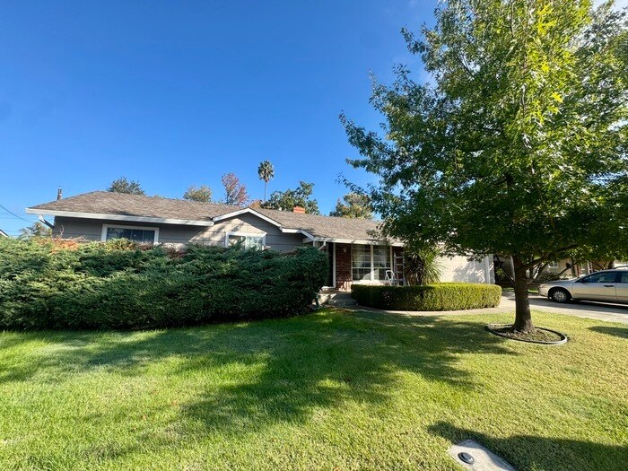 Primary Photo - Stunning 3-bedroom, 2-bathroom home with a...