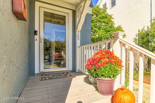 Building Photo - 705 7th Ave