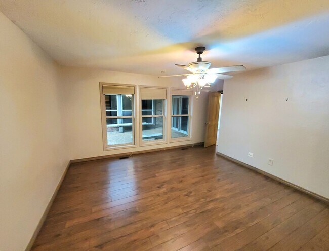 Building Photo - 2 Bed 2.5 Bath Plus Loft 2 Car Garage Plus...
