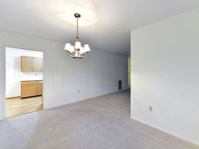 Building Photo - Gorgeous Spacious 2+ Bedroom 2 Bath Condo ...