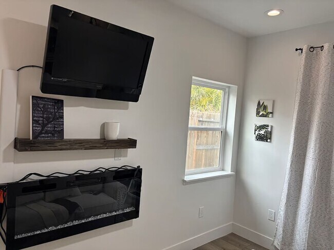 Foto del edificio - Charming Backyard Studio – All Utilities Included - Even WiFI