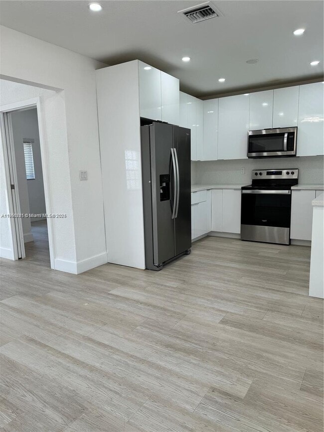 Foto del edificio - 695 NE 80th St