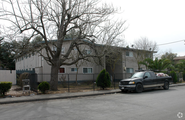 Building Photo - 960 Sunset Ave