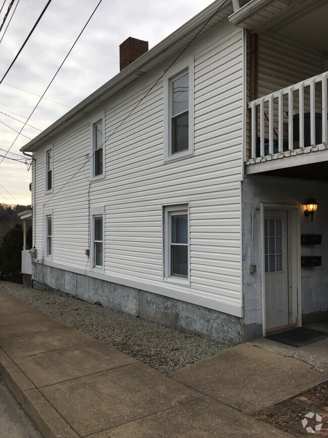 Building Photo - 701 Railroad st
