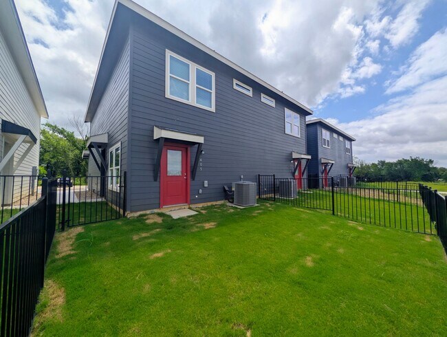 Building Photo - 3501 E Renfro St
