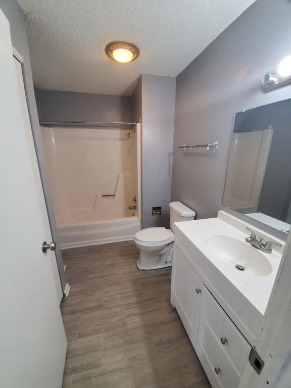 Building Photo - 110 W. lakeshore dr. #8