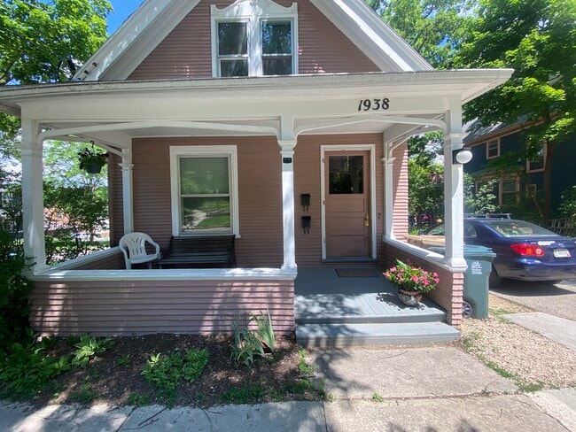 Building Photo - 1938 Kendall Ave
