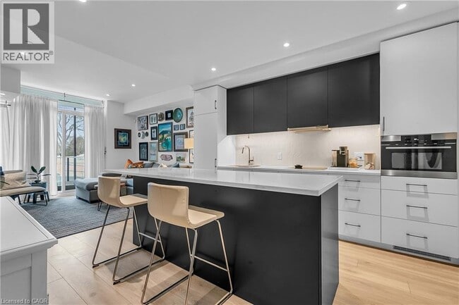 Building Photo - 741 King St W