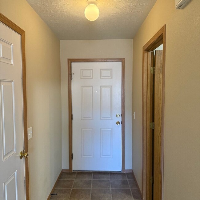 Foto del edificio - 3 bedroom 2 bath home in Willard School District