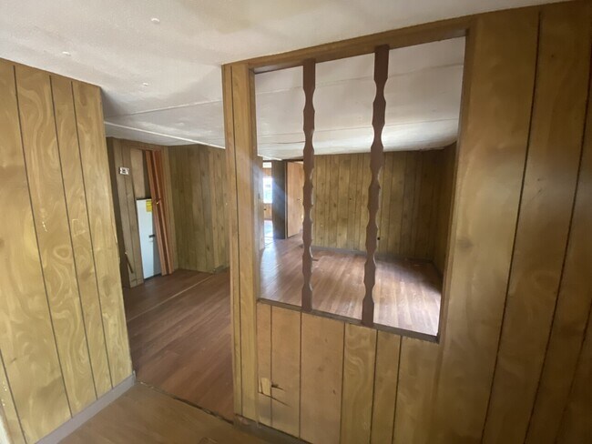 Building Photo - Handyman special 3 bed 2 bath Lease to pur...