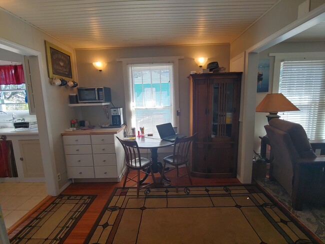 Building Photo - Fully furnished 1BR/1BA cottage close to f...