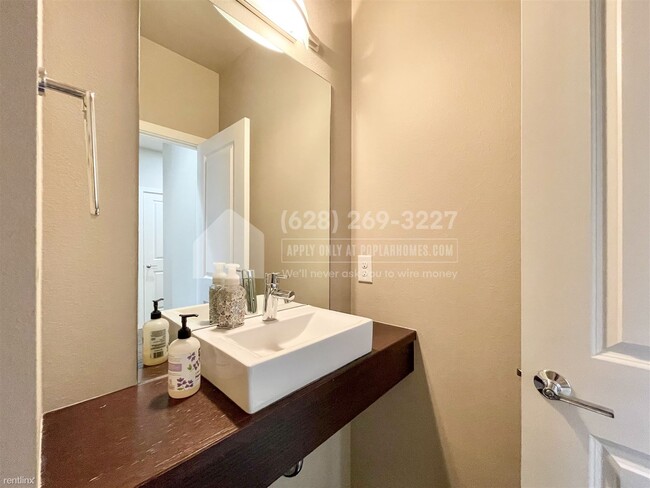 Building Photo - 4 br, 3.5 bath House - 3702 NE 24th St -