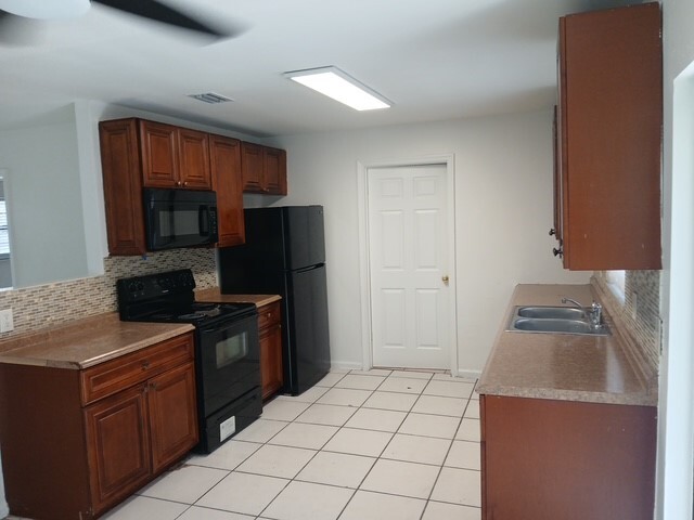 Building Photo - 490 W 37th St