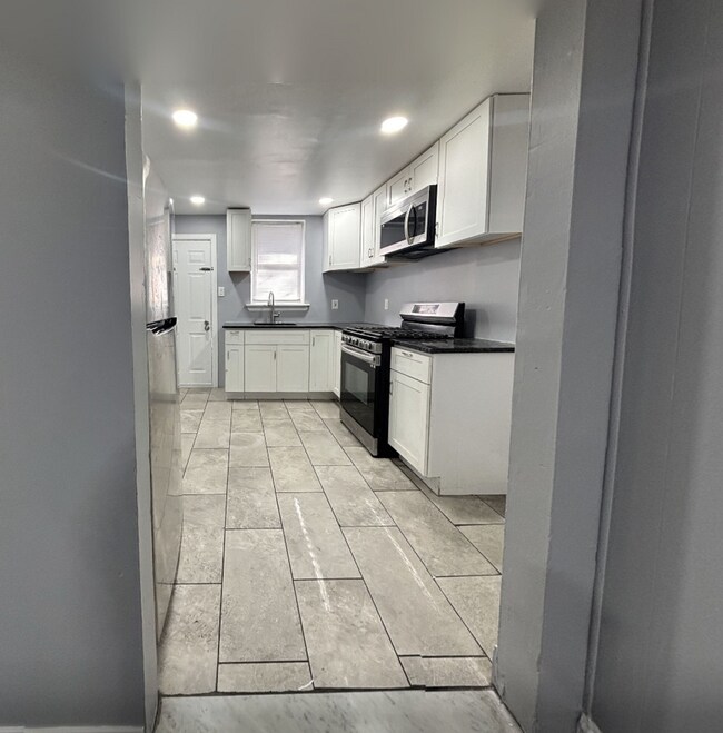 Foto del edificio - Modern 3-Bedroom Rowhome with Private Yard