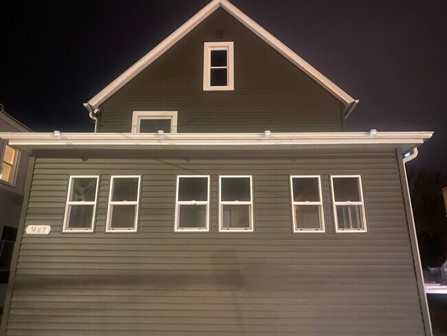 Front - 927 Washington Rd