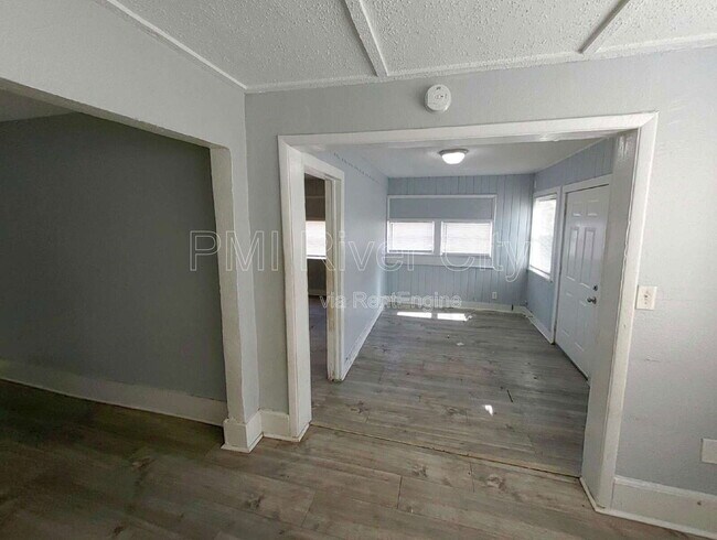 Building Photo - 1331 W 25th St