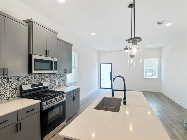 Foto del edificio - 6107 Begonia Cir