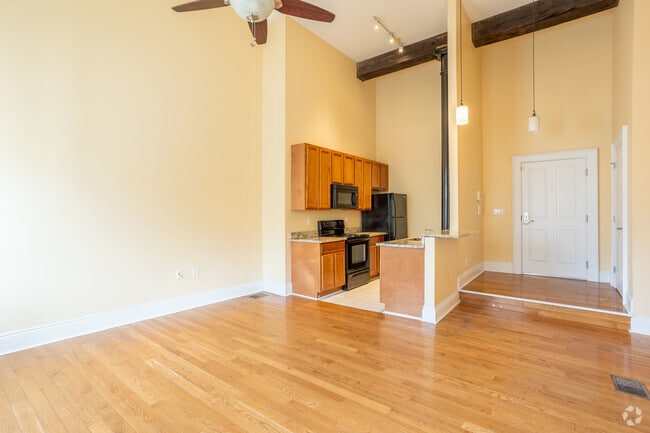 2BR, 2BA - 1095SF - Living Room - 401 Brady St