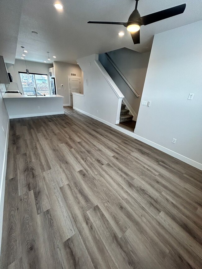 Building Photo - Gorgeous & New Two Bedroom, Three Bath Tow...