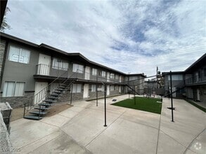 Building Photo - 2626 Lynnwood St