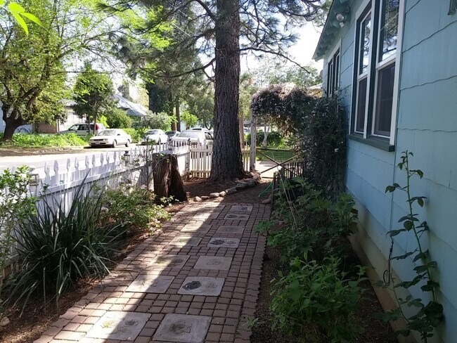 Building Photo - 3 Bedroom Redding Home with a Large Back Yard