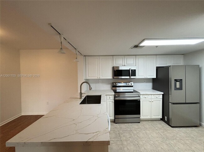 Building Photo - 520 SE 5 Ave