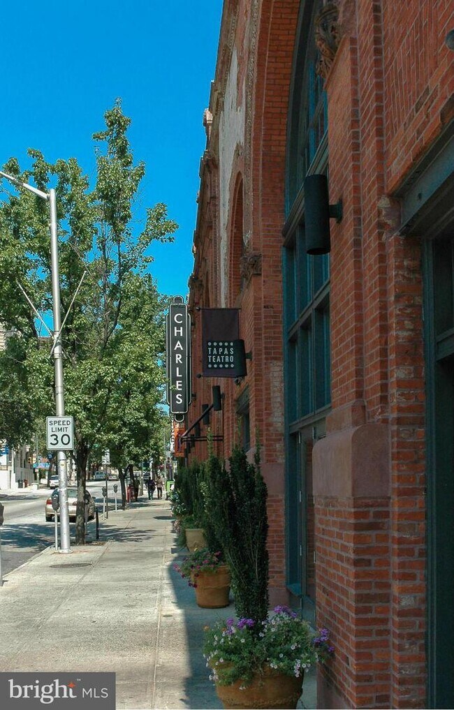 Foto del edificio - 1209 N Charles St