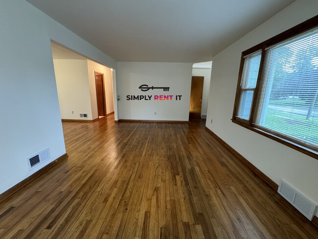 Foto del edificio - 4 Bedroom Near Campus with Hardwood Floors!