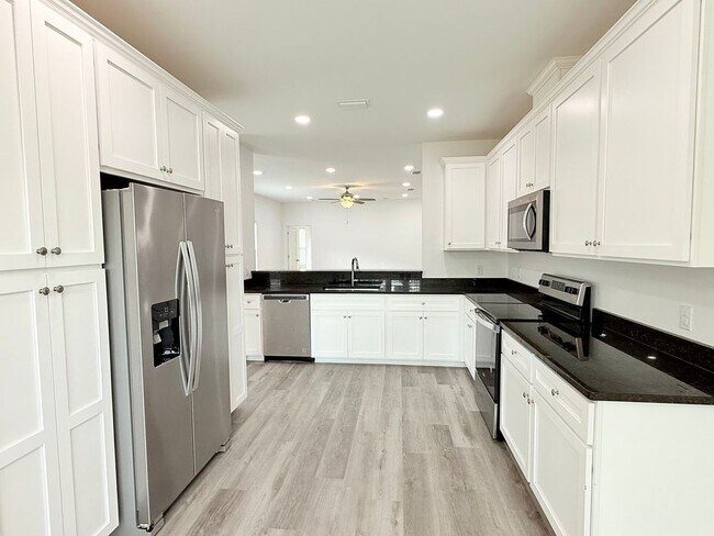 Foto del edificio - Spacious 3-Bedroom Home W/Office