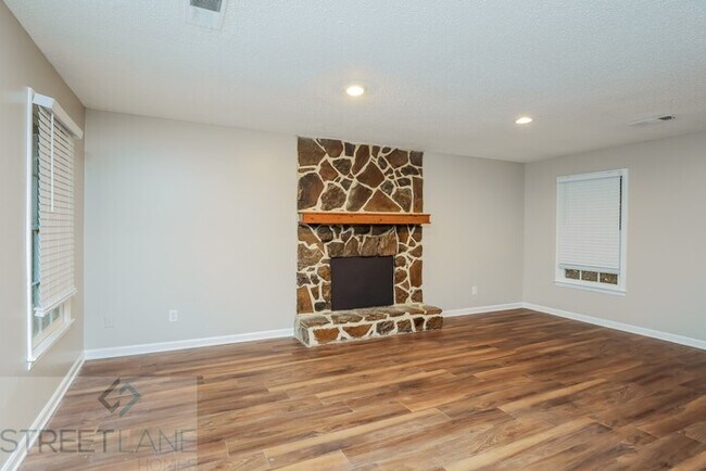 Building Photo - Spacious 3 Bedroom!- Now offering $750 off...