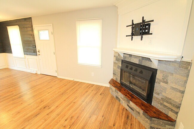 Foto del edificio - Remodeled 2 Bedroom with a covered porch!