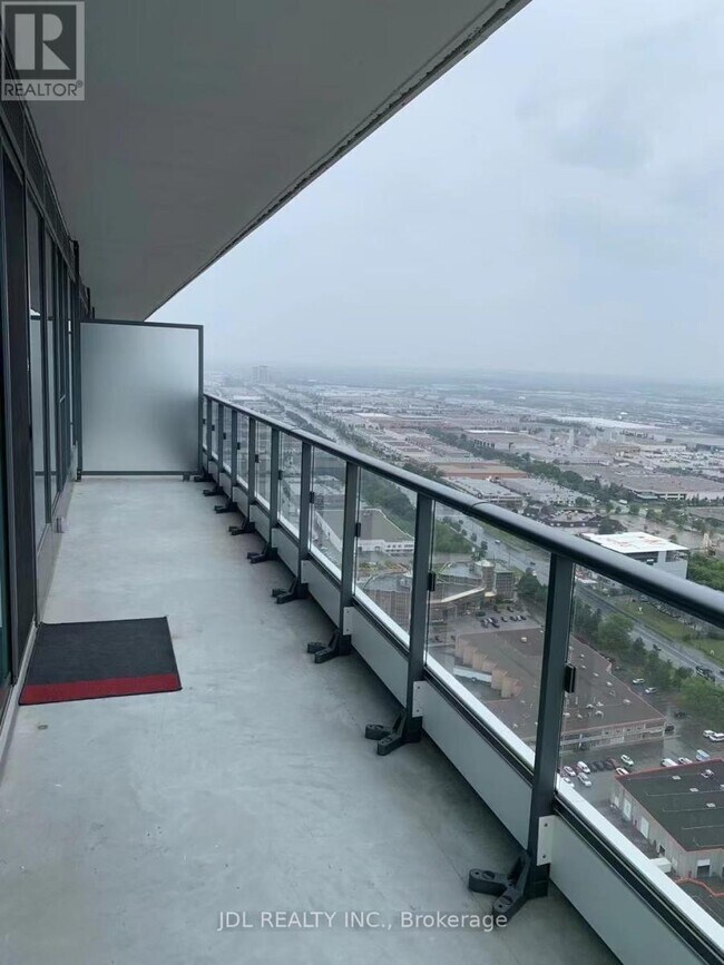 Photo du bâtiment - 950-4950 Portage Pkwy
