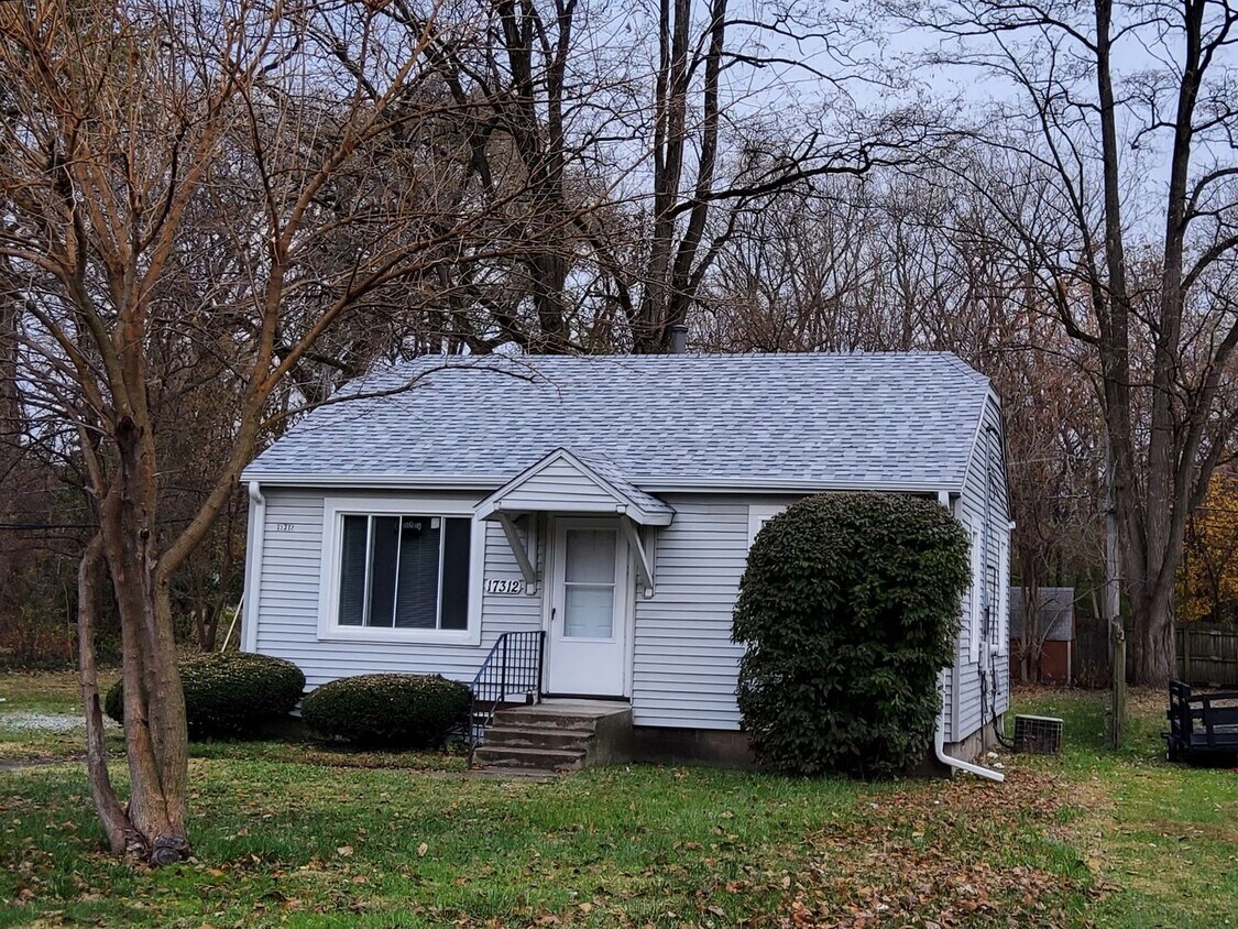 Primary Photo - Cozy East Hazel Crest Home
