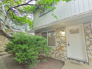 Building Photo - 136 NE Conifer Blvd