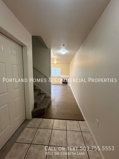 Building Photo - Spacious 3- bedroom Rowhouse