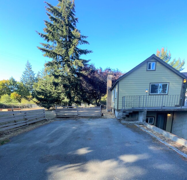 Foto del edificio - 2690 Erlands Point Rd NW