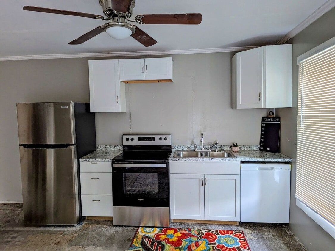 Building Photo - 2 Bed House w/ carport, central HVAC & woo...