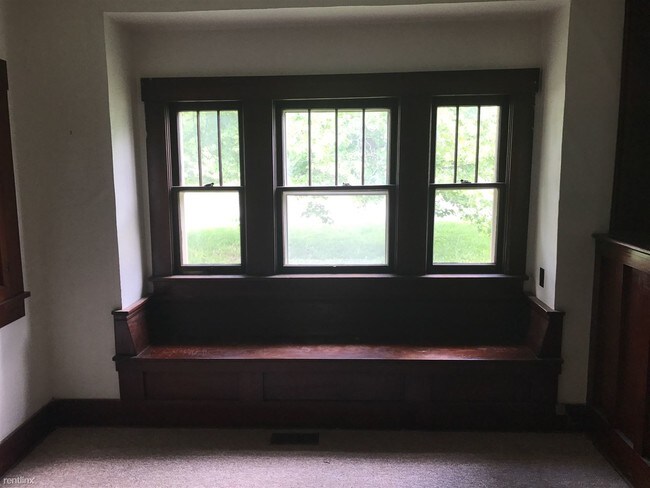 Building Photo - 3 br, 1 bath House - 323 N Summit St