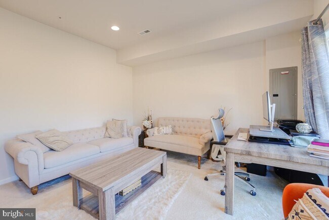 Foto del edificio - 9002 Spruce Tree Ln