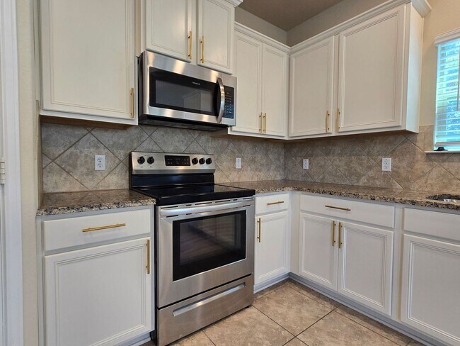 Building Photo - AVAILABLE NOW!