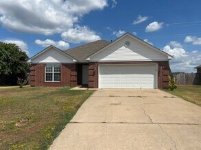 Building Photo - 2400 Apple Blossom Ln