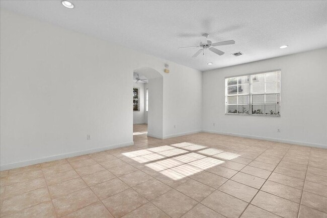 Building Photo - 556 Tomahawk Ct